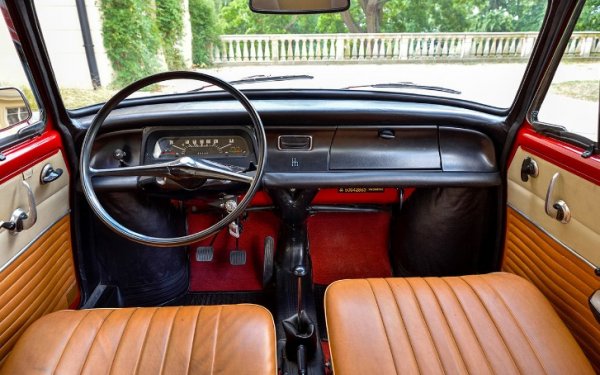 Характерният за епохата изящен, тънък волан
